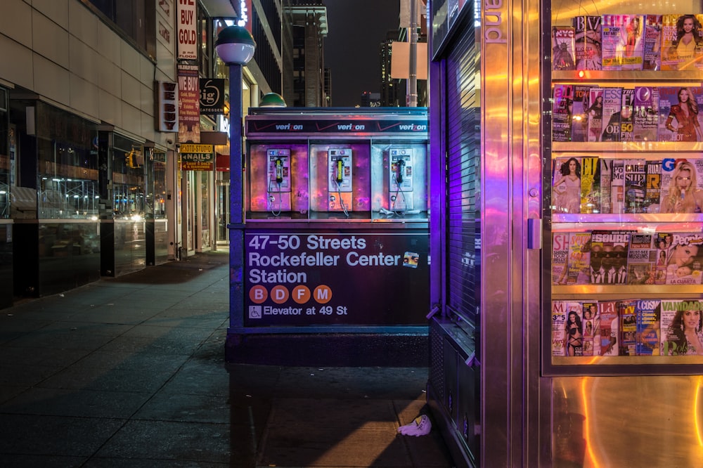 magasin bleu et violet pendant la nuit