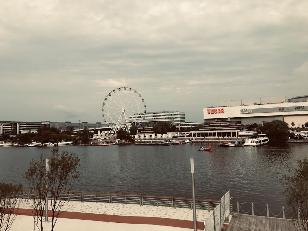 Riesenrad in der Nähe von Gewässern tagsüber