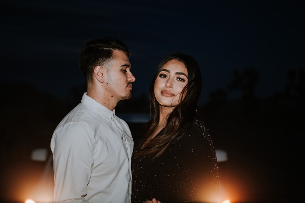 homme en chemise blanche à côté d’une femme en robe noire