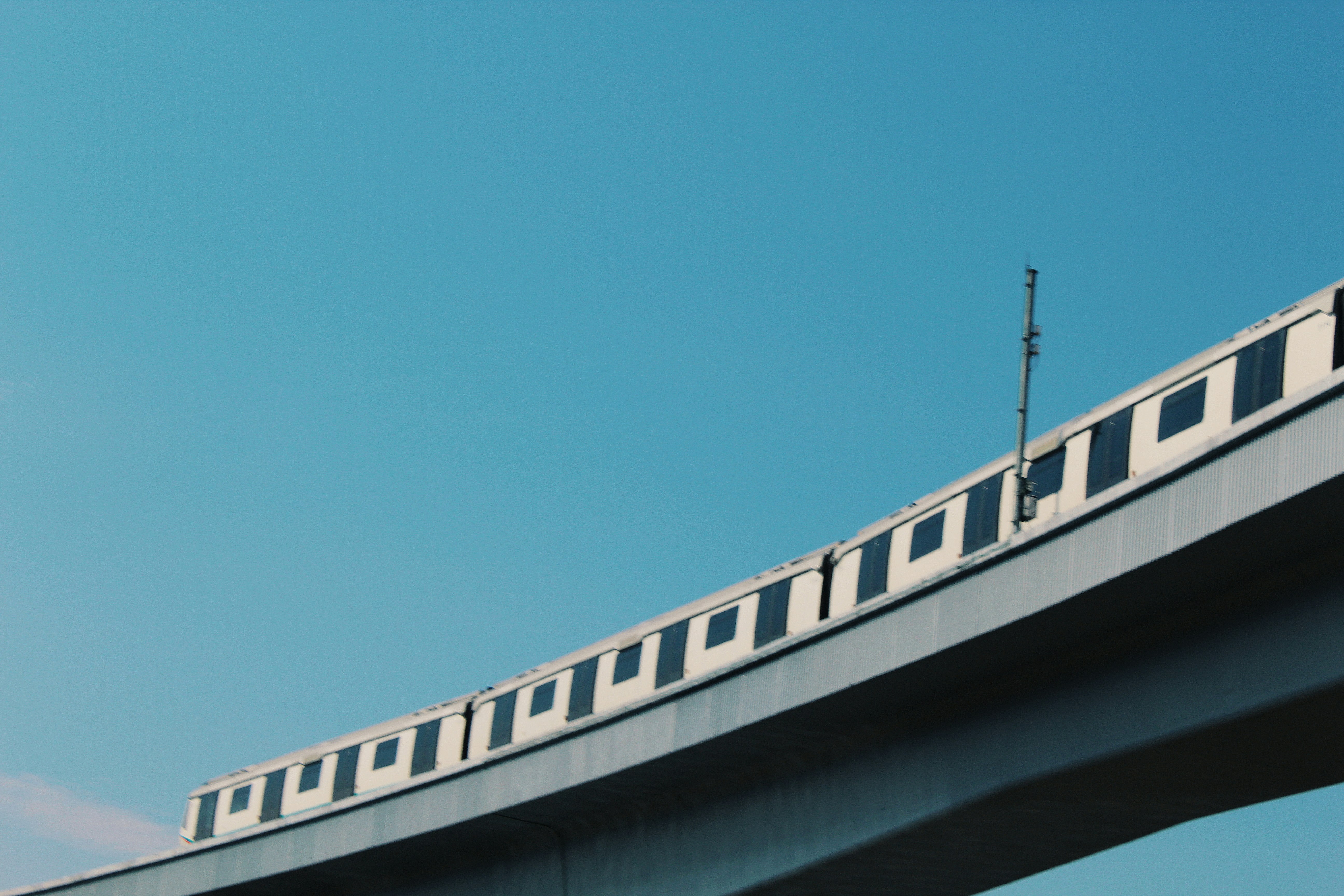 Edificio de hormigón blanco bajo el cielo azul durante el día