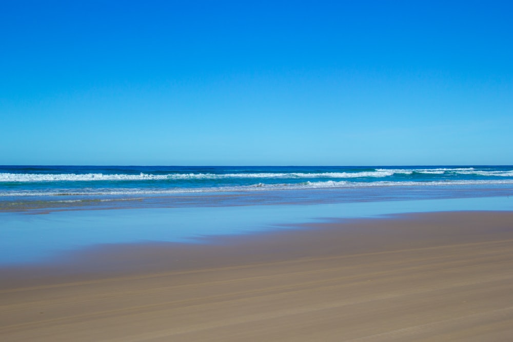 mar azul sob o céu azul durante o dia