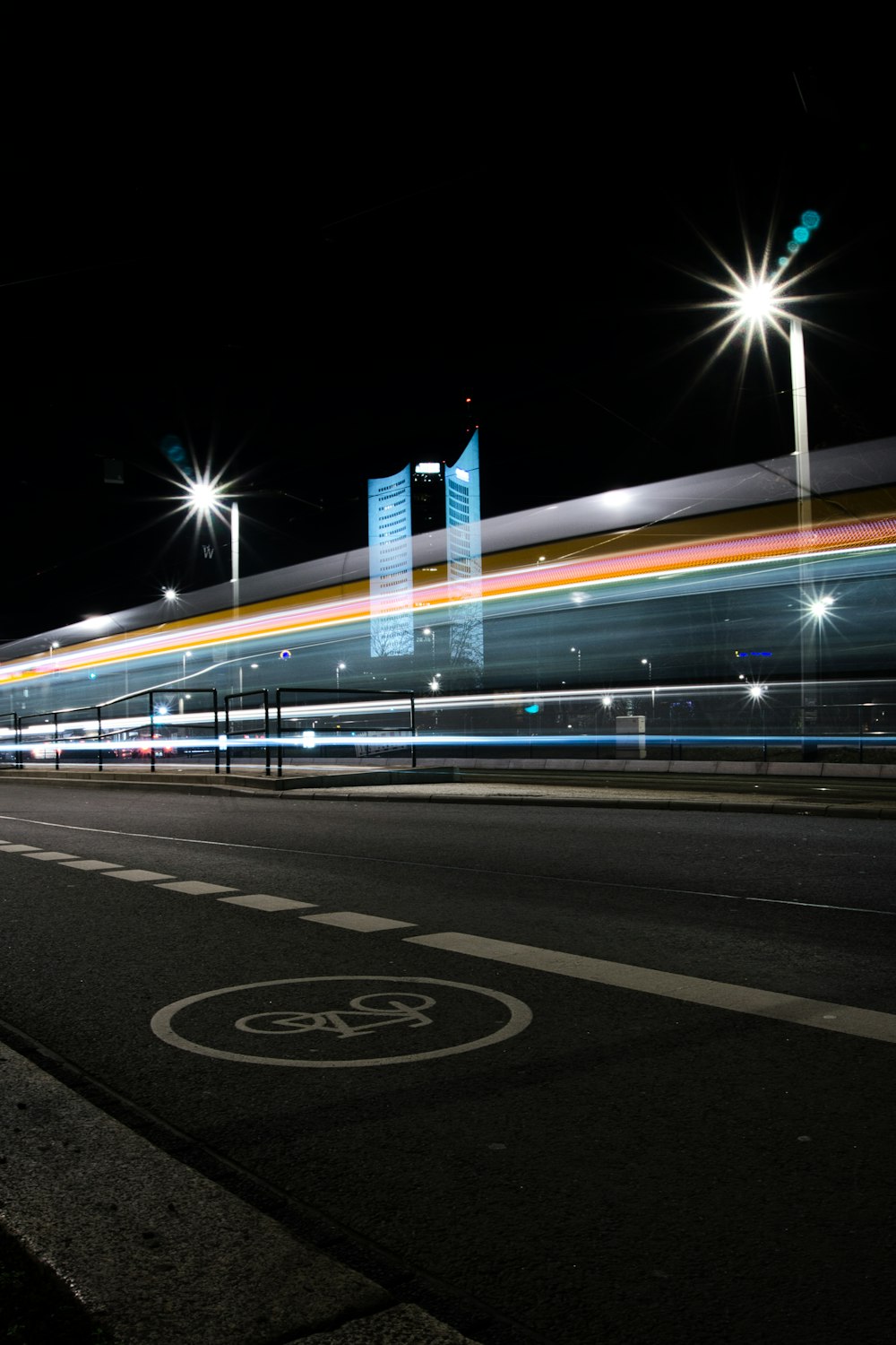 Zeitrafferaufnahmen von Autos auf der Straße während der Nachtzeit