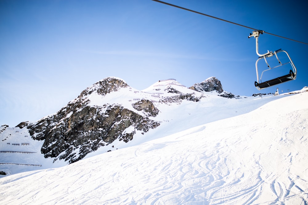 montagne enneigée sous ciel bleu pendant la journée