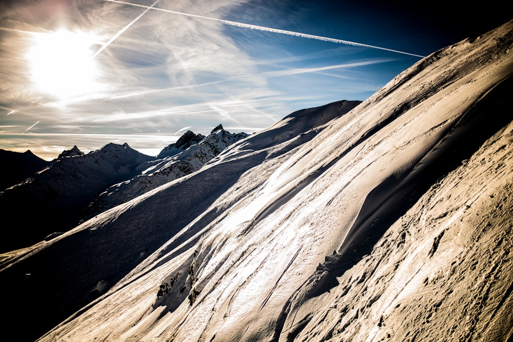 Braune und weiße Berge unter blauem Himmel tagsüber