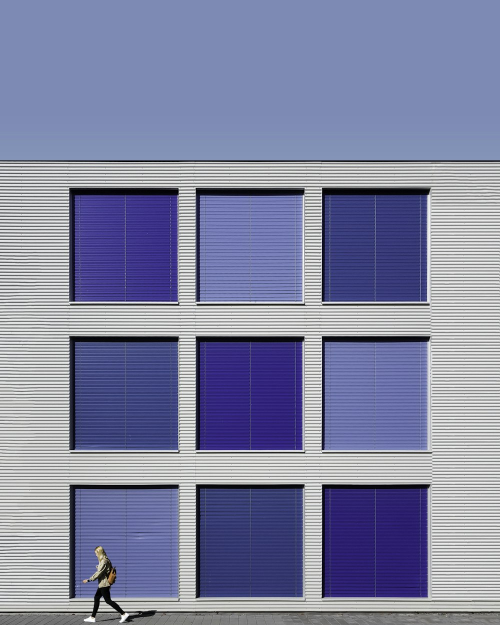 finestra in legno bianco e blu