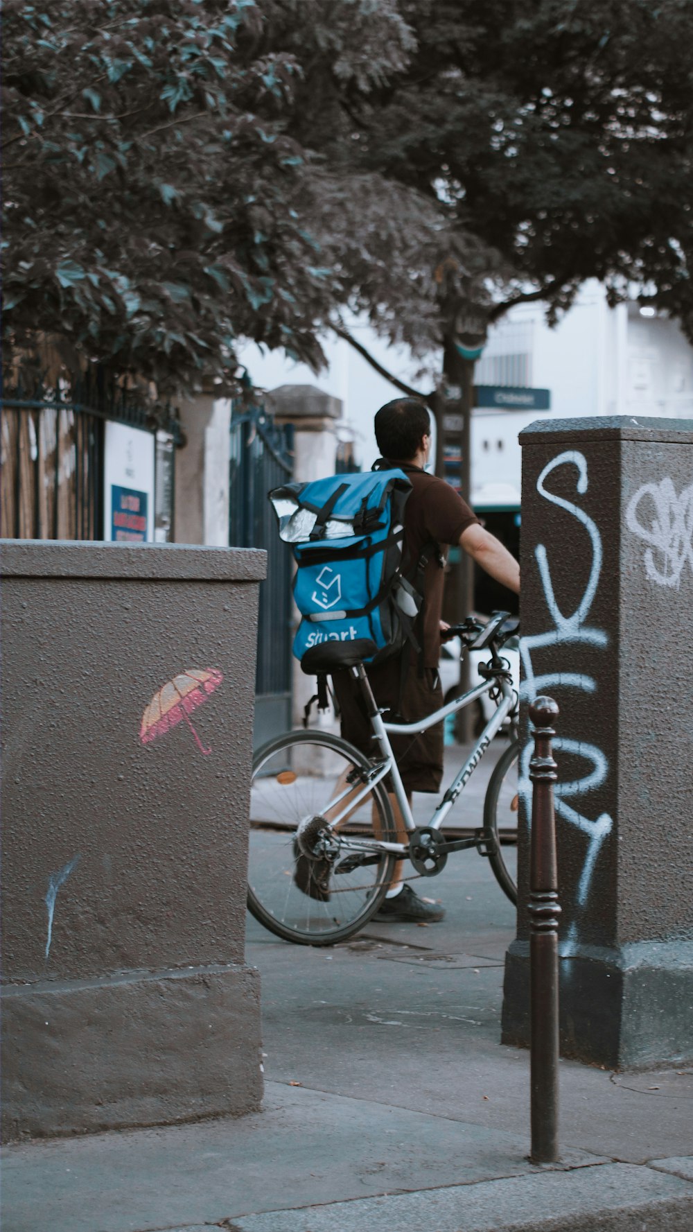 파란색과 검은색 배낭을 메고 자전거를 탄 남자