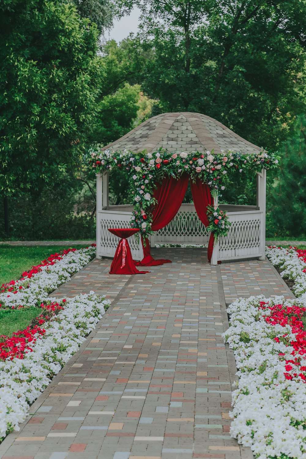 gazebo in legno marrone circondato da alberi verdi