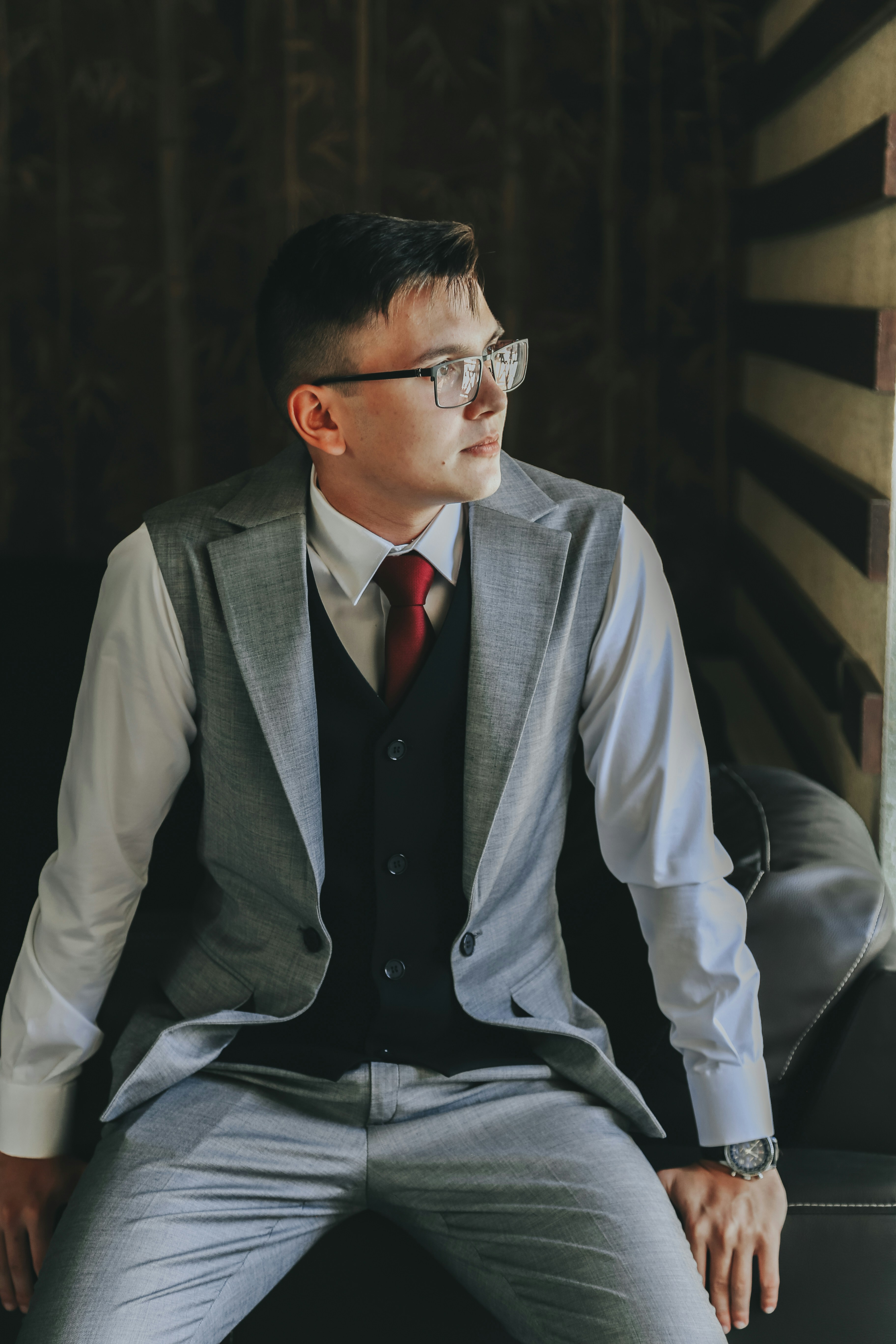 黒いフレームの眼鏡をかけているグレーのスーツ ジャケットの男の写真 Unsplashで見つけるロシアの無料写真