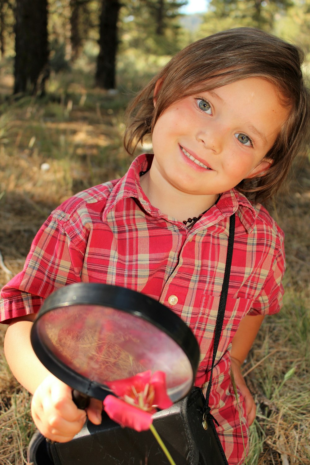 Foto Chica con camisa a cuadros roja y blanca sosteniendo un plato redondo  negro – Imagen Niño gratis en Unsplash