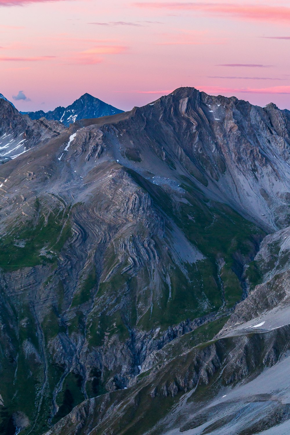 montagne grise et blanche sous le ciel bleu pendant la journée