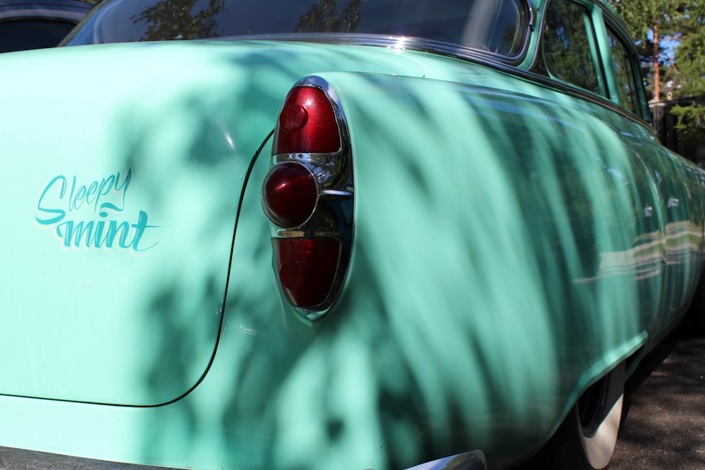 coche blanco con luz roja y blanca