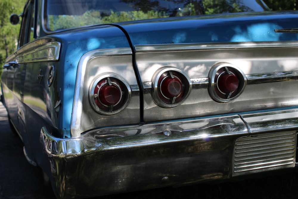 Porte de voiture bleue et argentée