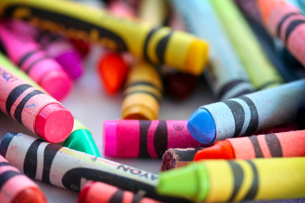 Crayones De Cera Crayones De Destino Lápices De Colores Para Niños Lápices  Multicolores Crayones Multicolores Para Niños Crayones Imagen de archivo -  Imagen de destino, fondo: 169011849