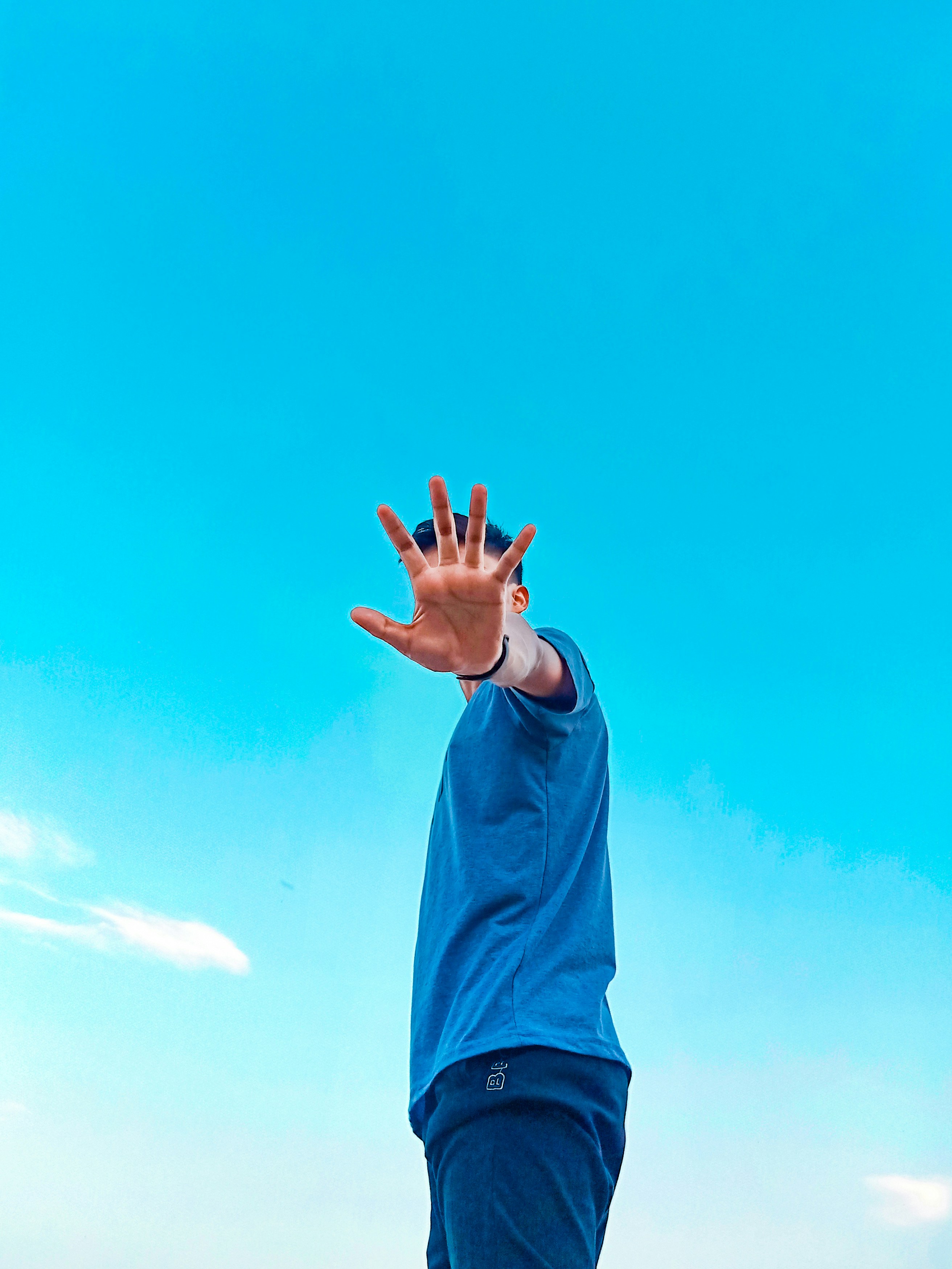 uomo in giacca blu che alza le mani