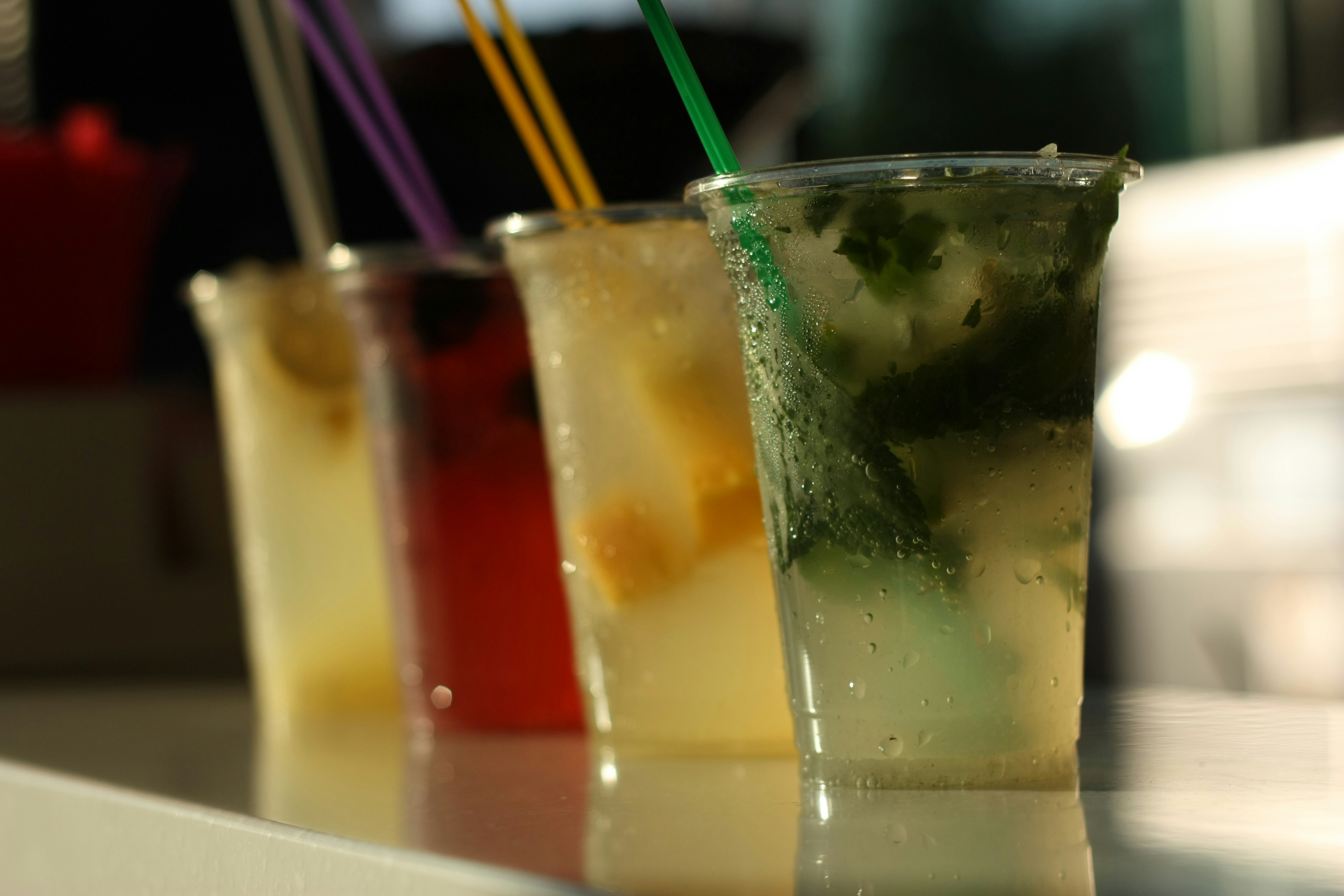 Gelas minum bening dengan cairan kuning