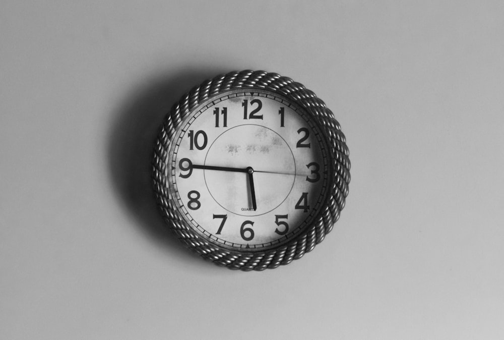 Orologio da parete analogico in bianco e nero alle 10:10