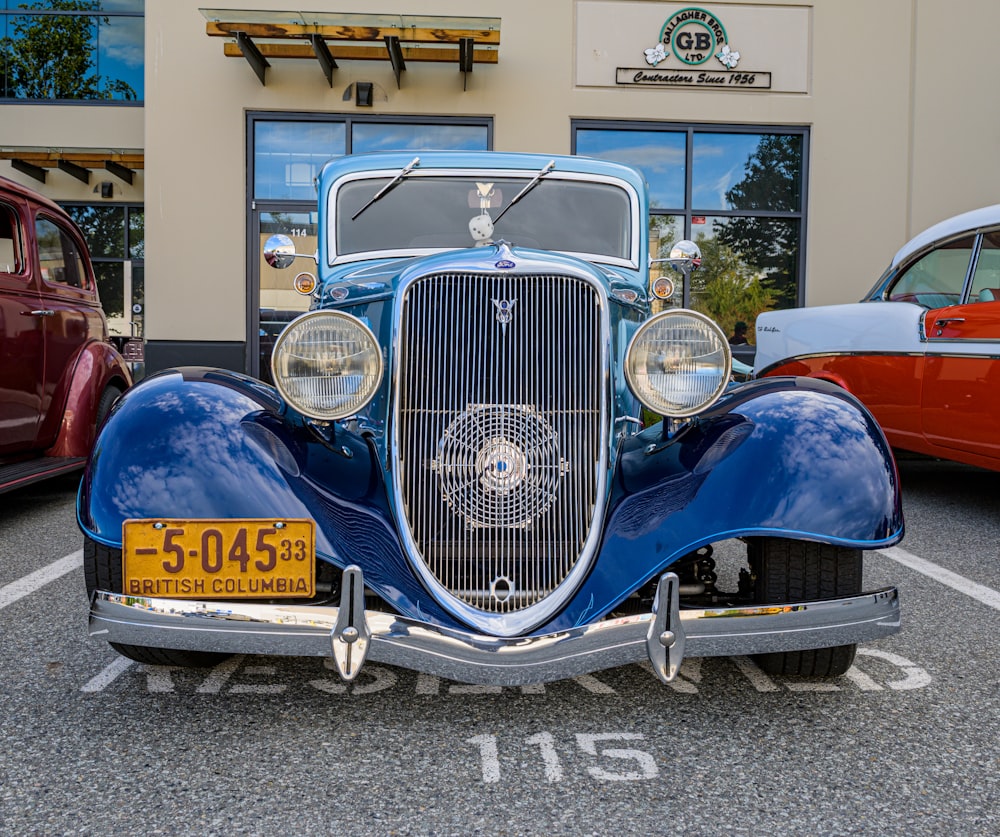 Coche de época azul y plateado