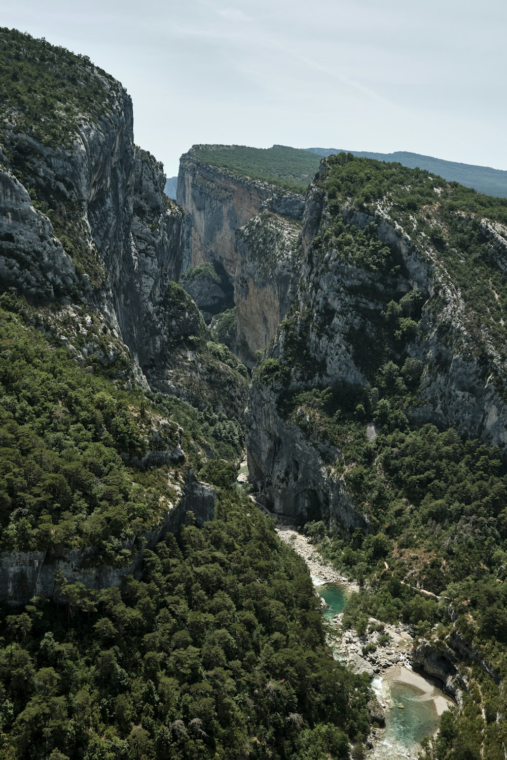 montanha rochosa verde e cinzenta durante o dia