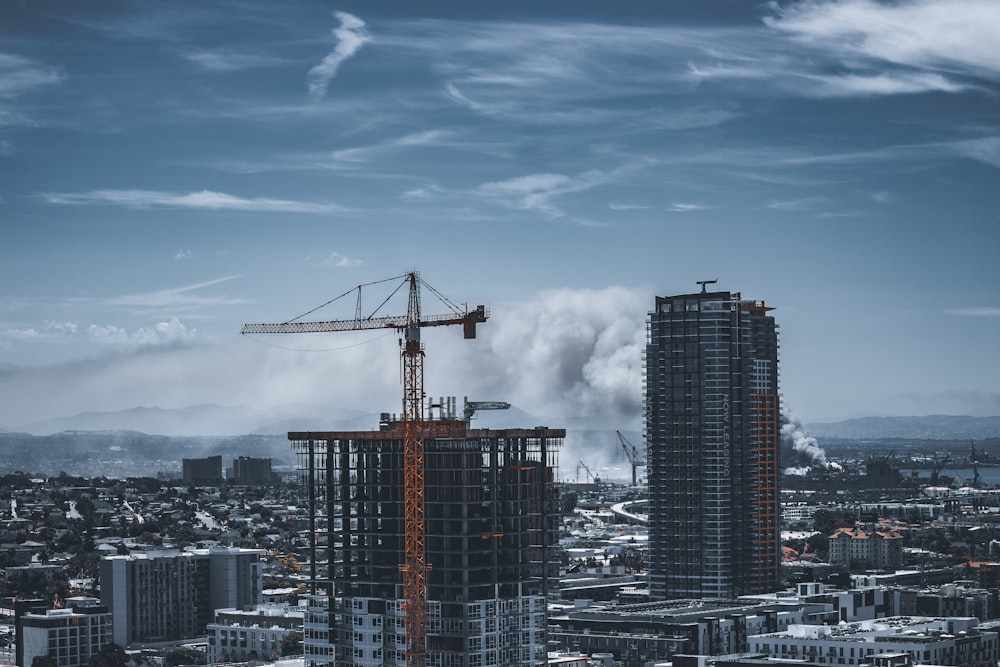 Hochhäuser unter blauem Himmel tagsüber