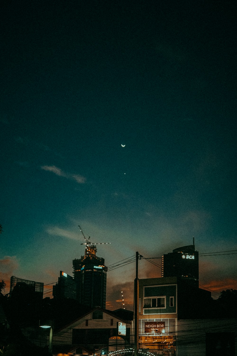 Silueta de edificio bajo noche estrellada