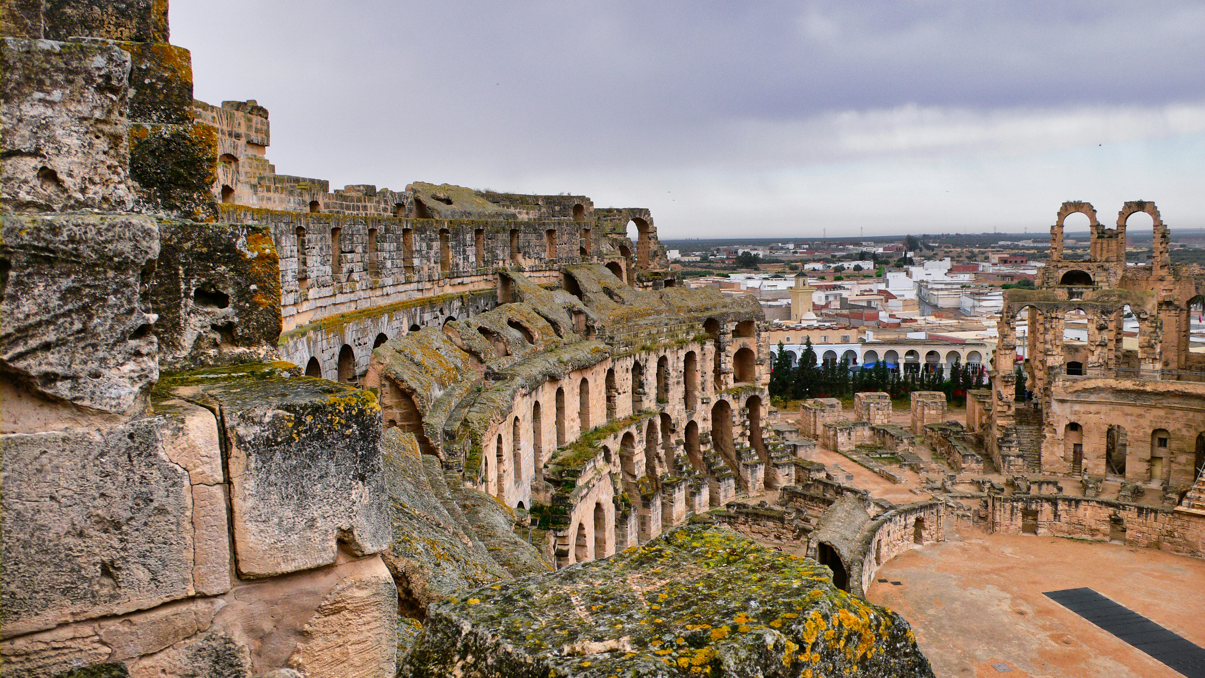 коричневое бетонное здание под белым небом в дневное время