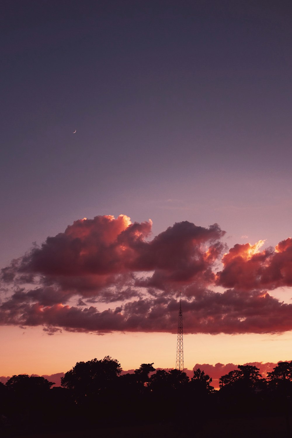 Silhouette des Turms unter bewölktem Himmel bei Sonnenuntergang
