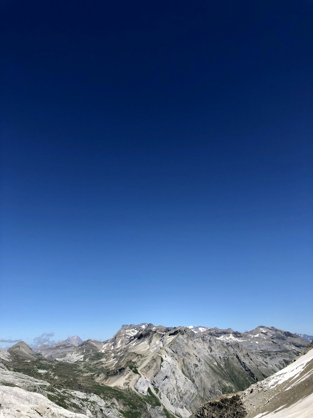 montagna coperta di neve sotto il cielo blu durante il giorno