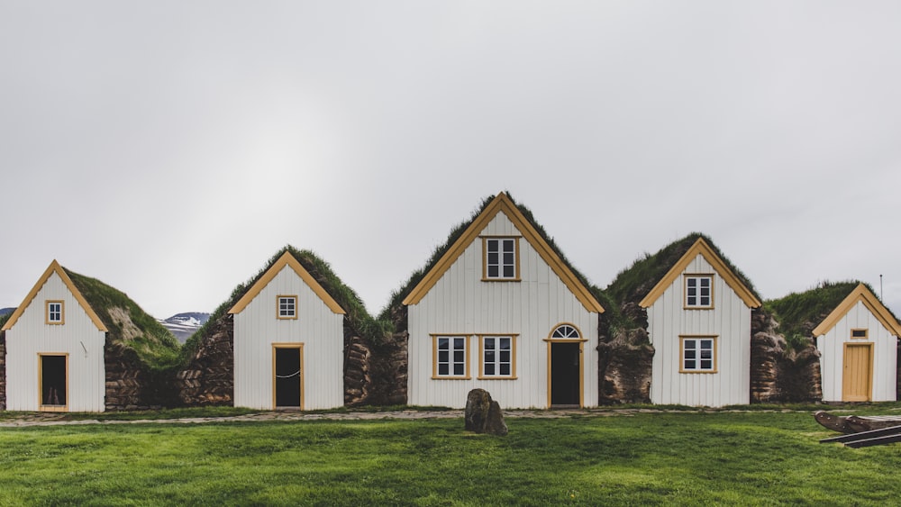 casa bianca e marrone sul campo di erba verde