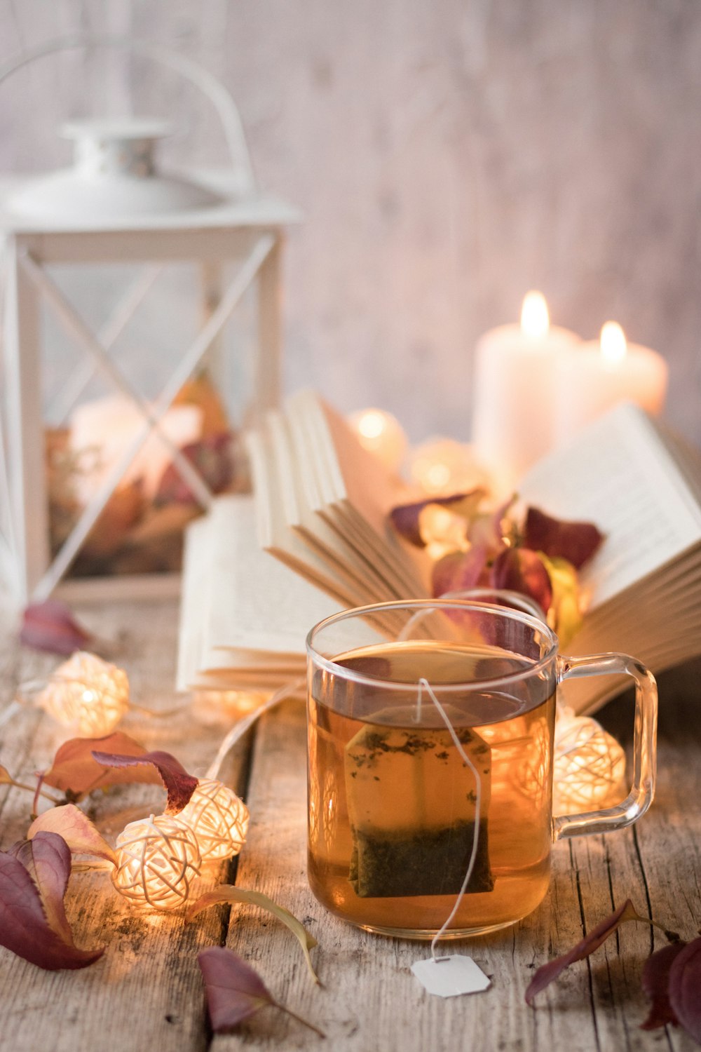 tasse en verre transparent avec liquide brun à l’intérieur