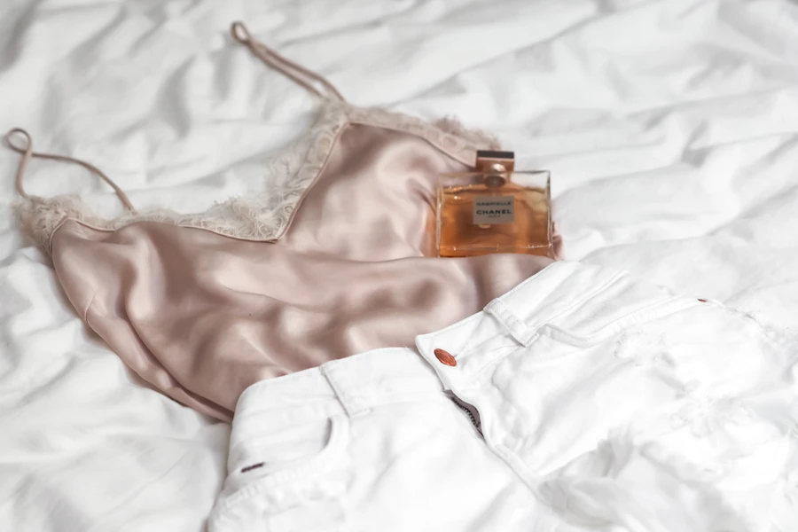 Un soutien-gorge blanc posé sur un textile clair, lumière douce et naturelle