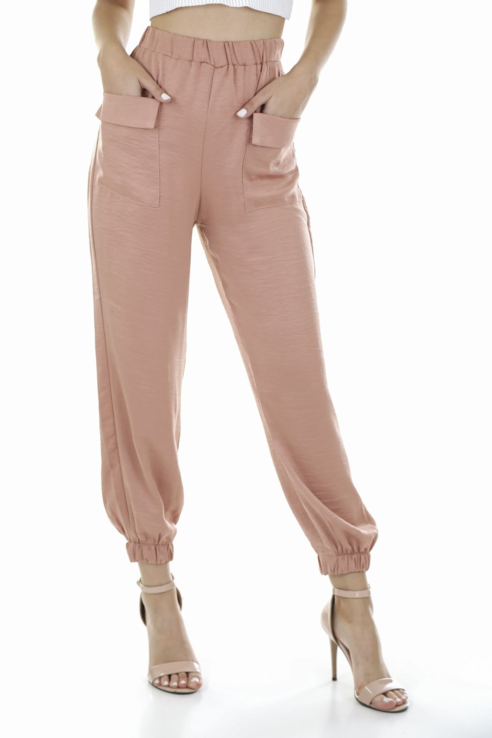 personne en pantalon rose et chaussures blanches