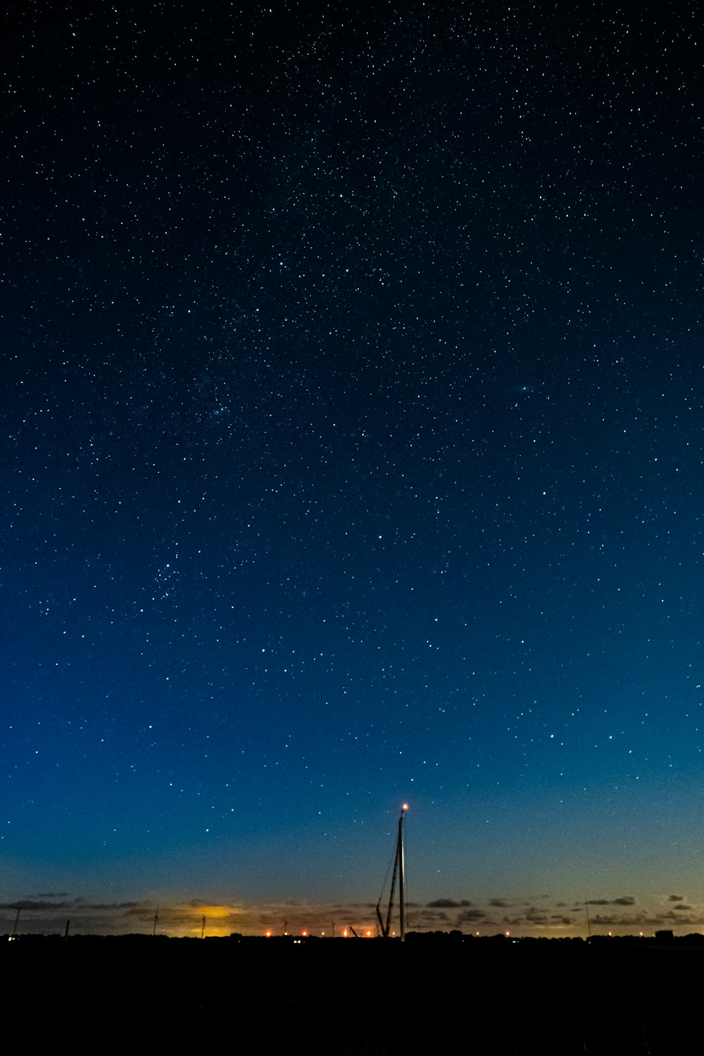 夜の青空に浮かぶビルのシルエット