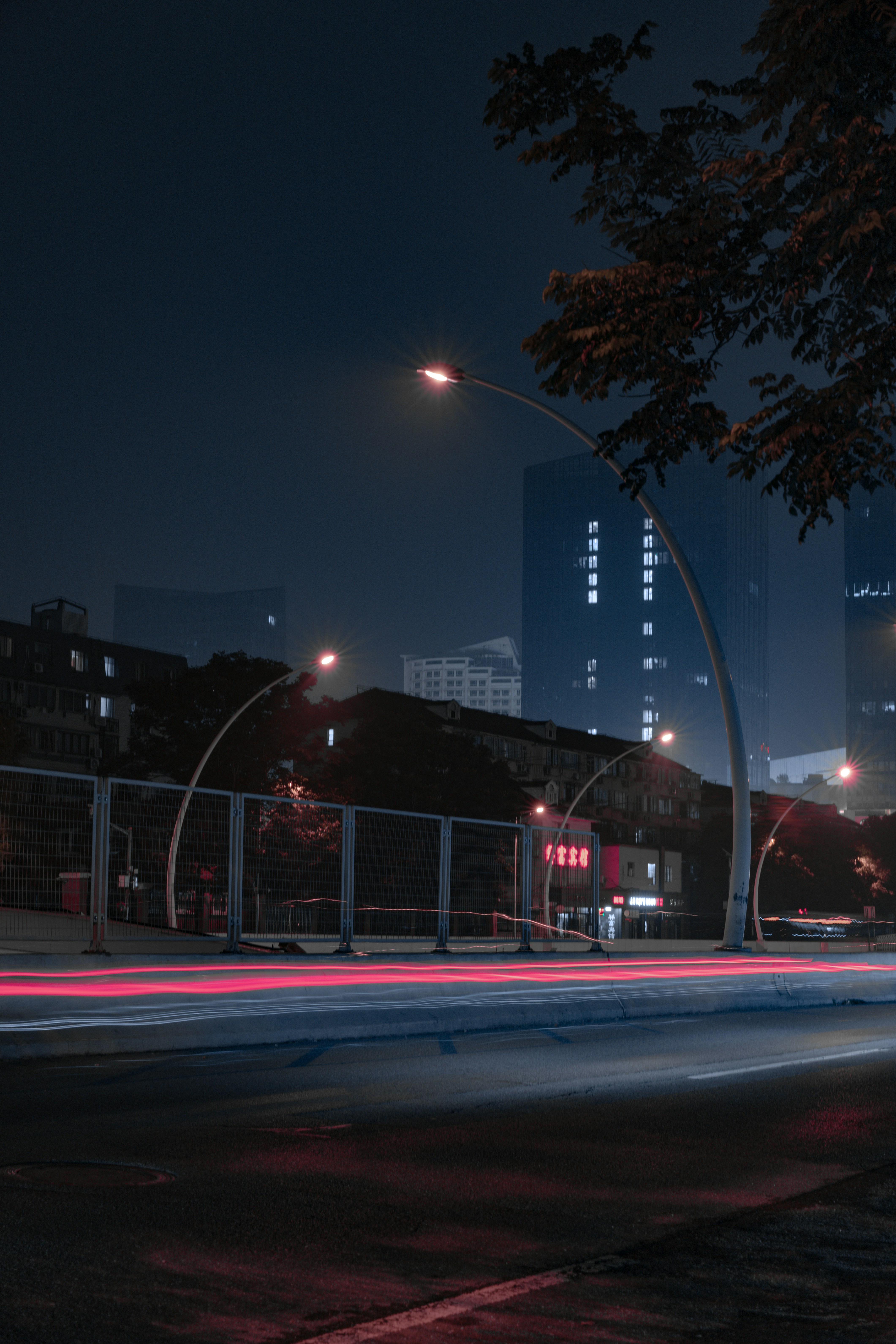 Calle de la ciudad con las luces encendidas durante la noche