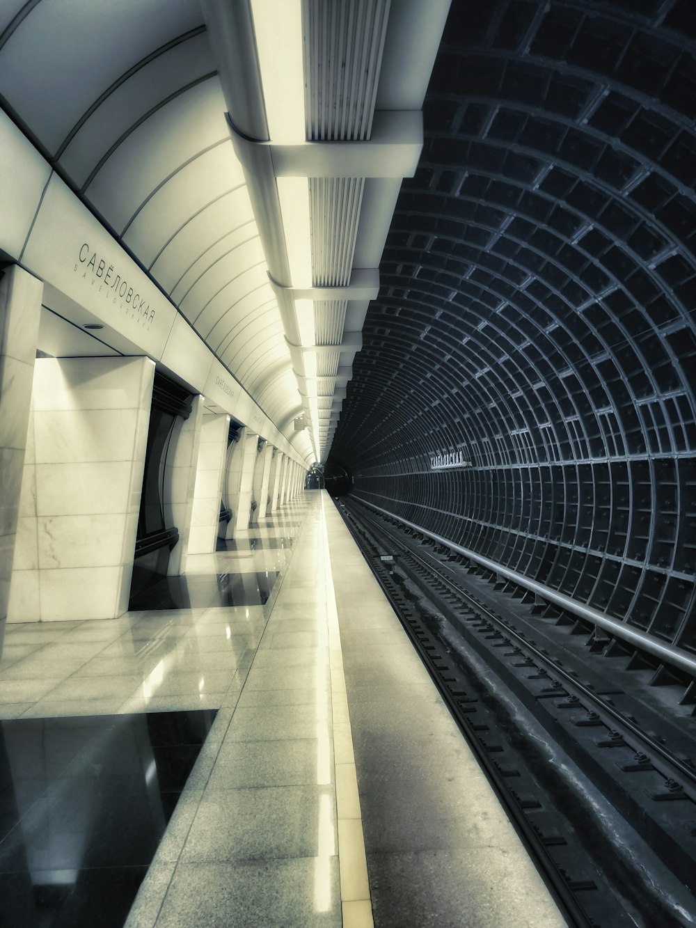 túnel branco e cinza com luzes