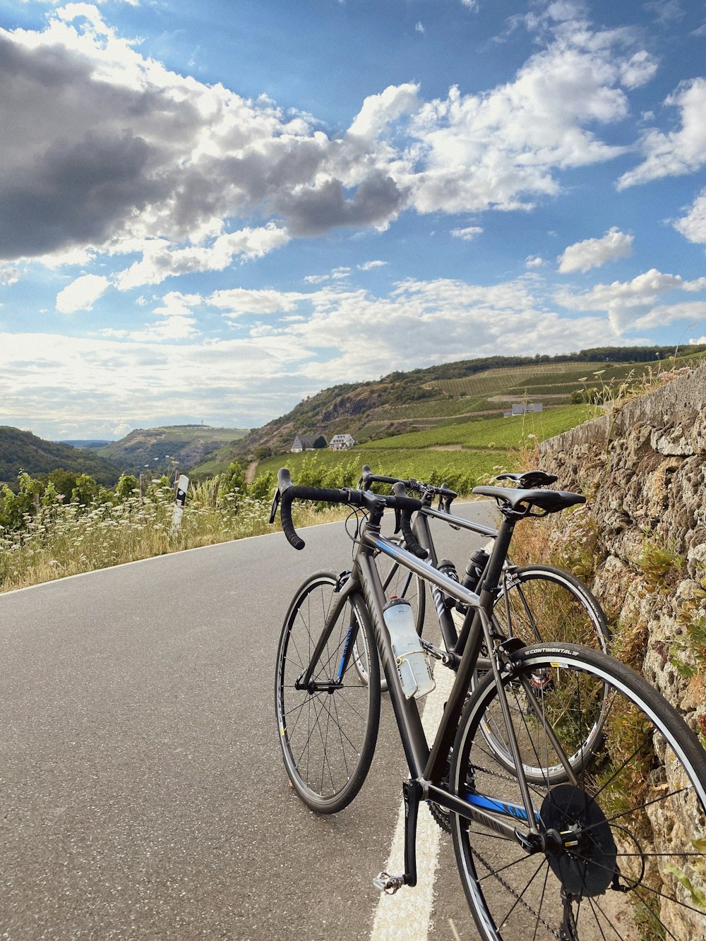 bicicleta preta na estrada durante o dia