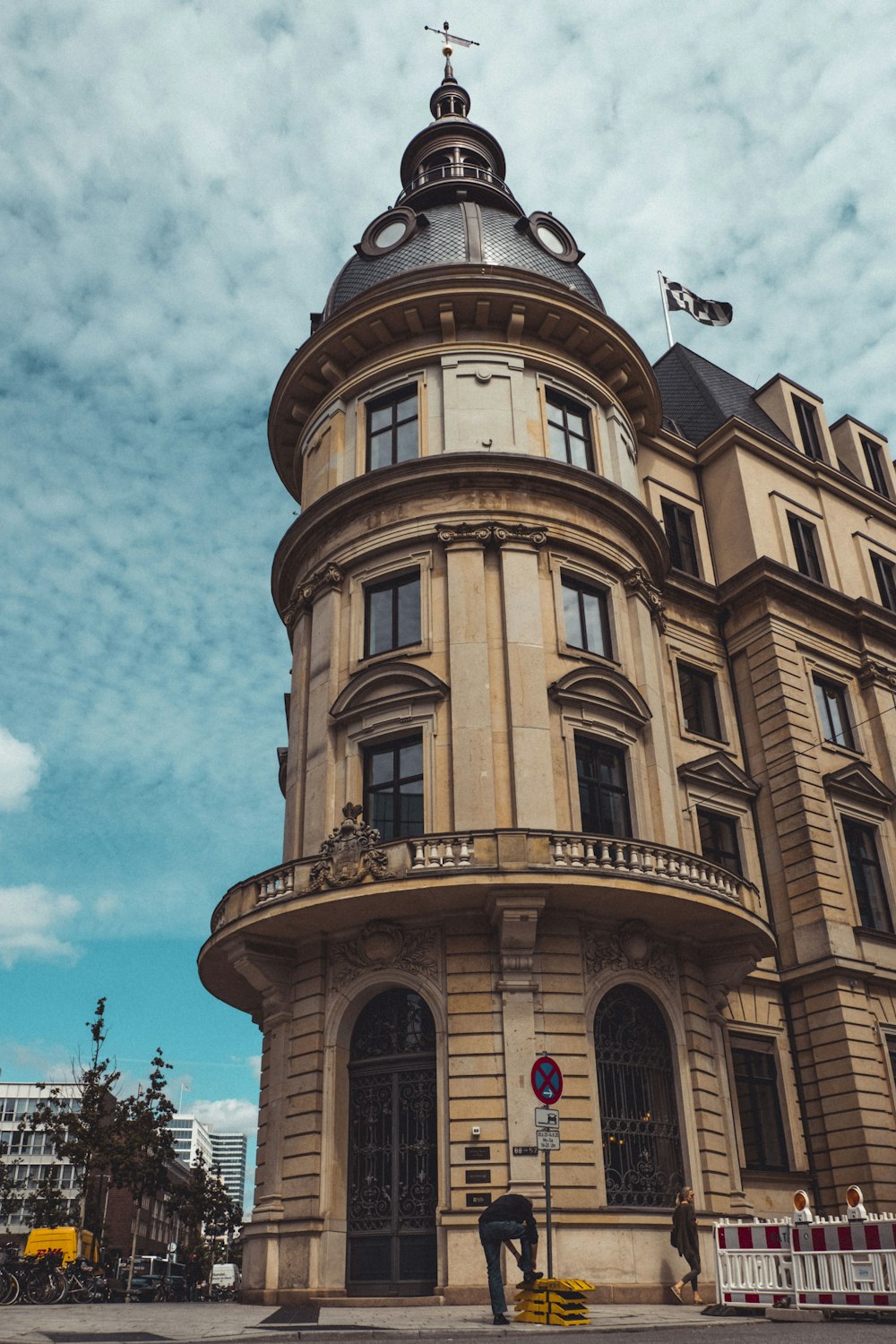 Braunes Betongebäude unter blauem Himmel tagsüber