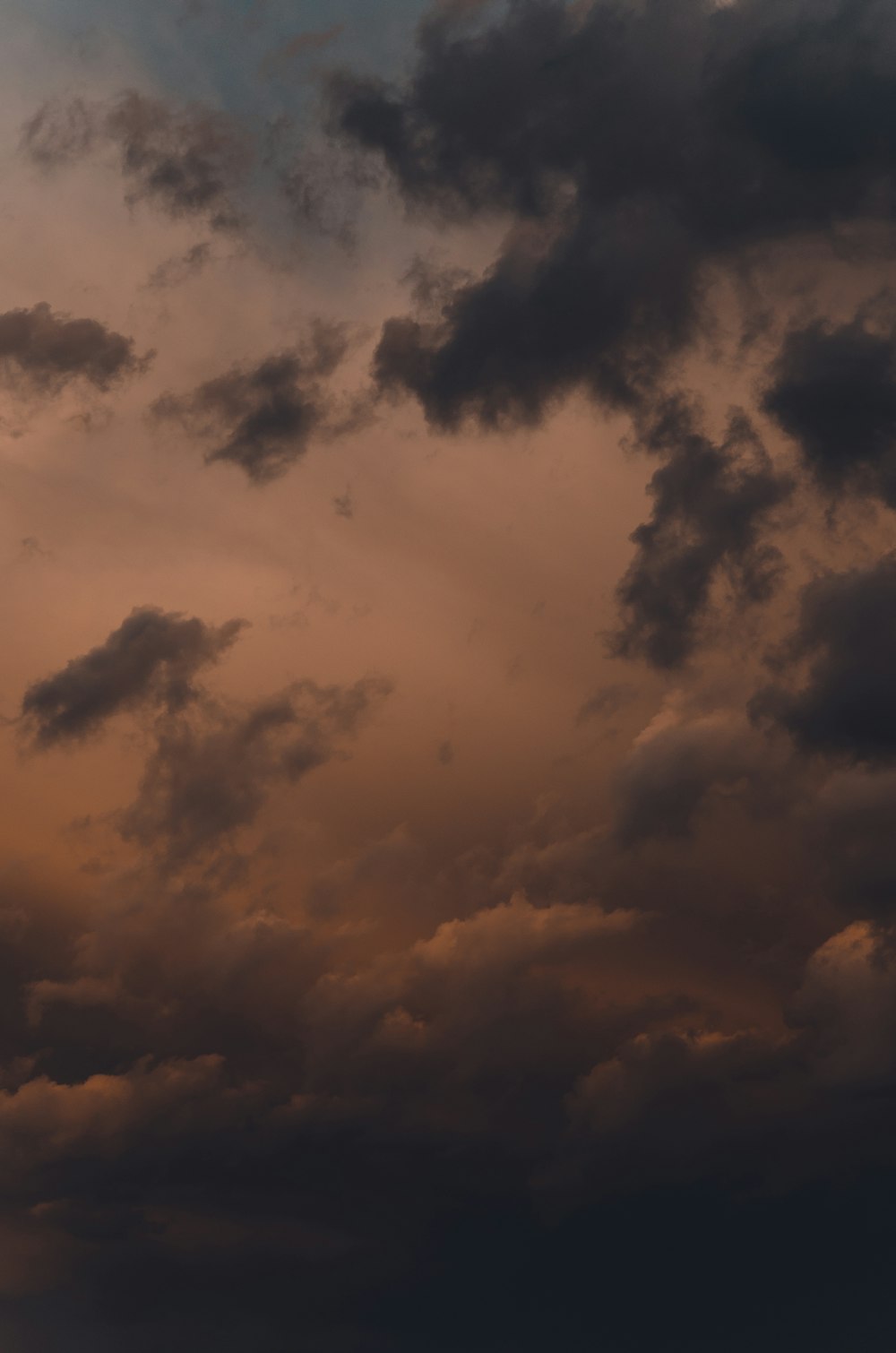 Weiße Wolken und blauer Himmel tagsüber