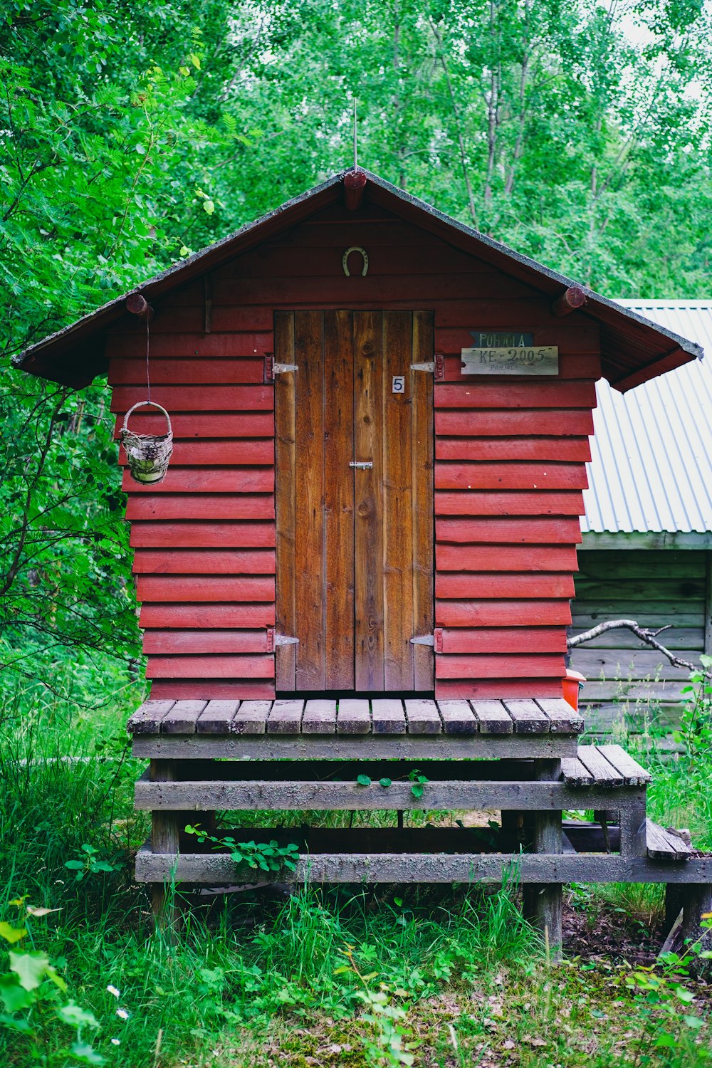 Casa de madera marrón en campo de hierba verde