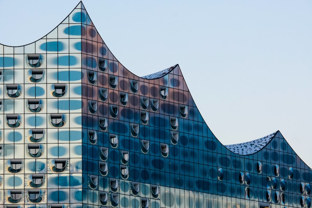 Edificio bianco e nero sotto il cielo blu durante il giorno