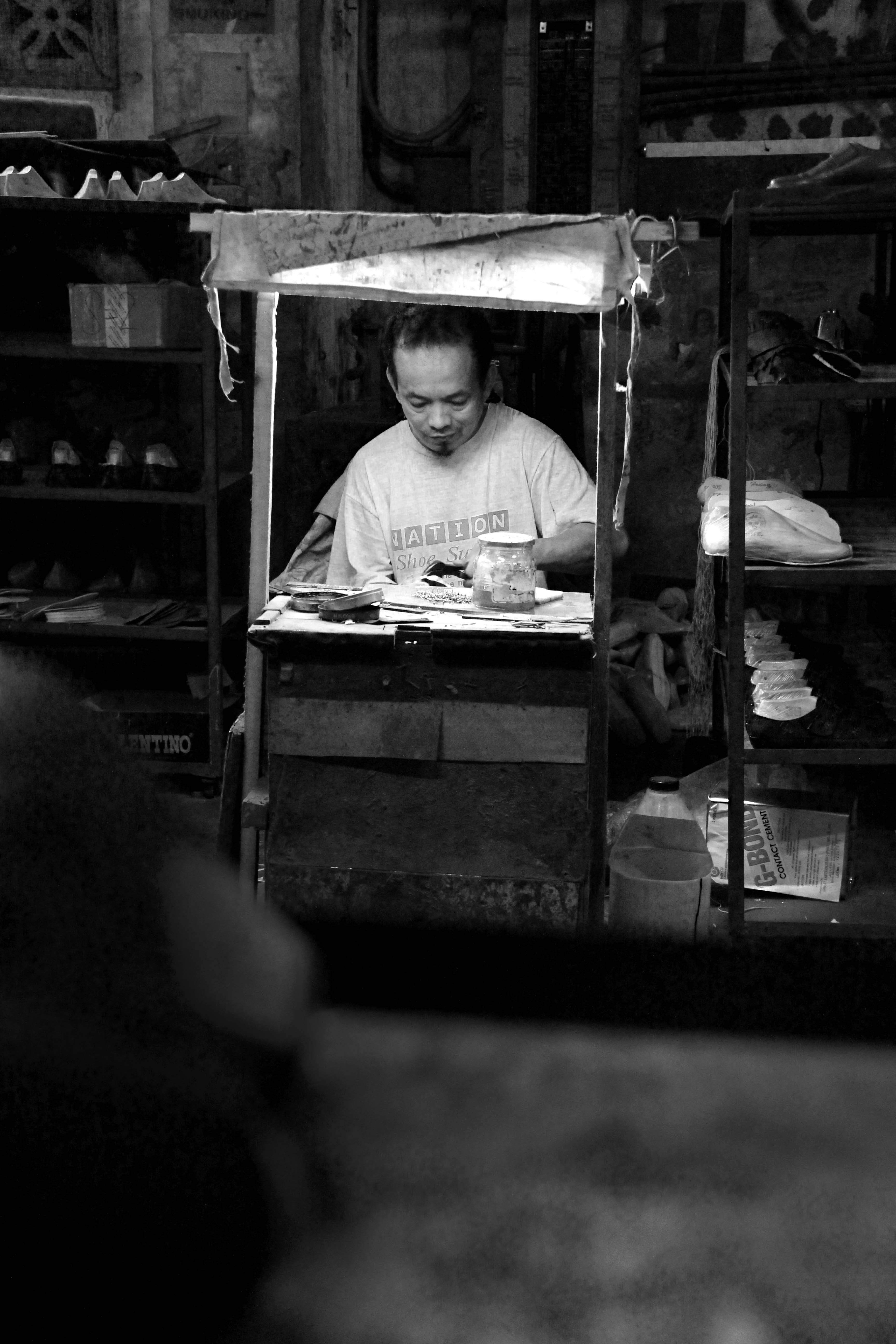Man in white dress shirt sitting on chair photo – Free Philippines