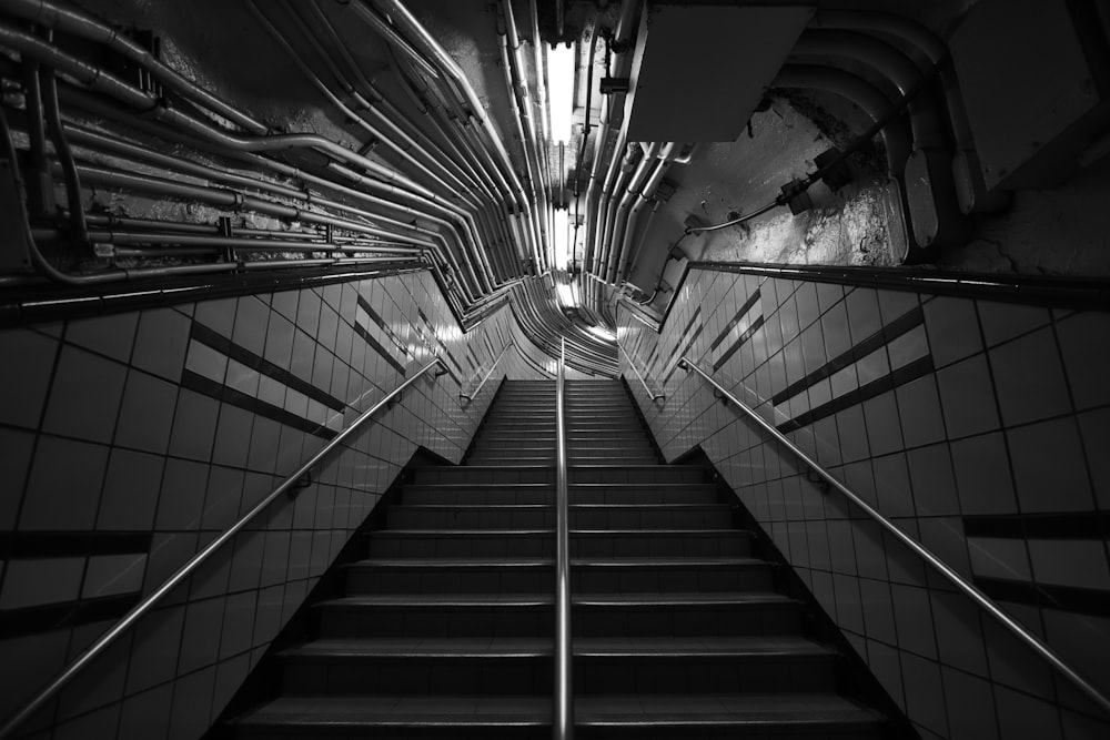 foto in scala di grigi di un tunnel