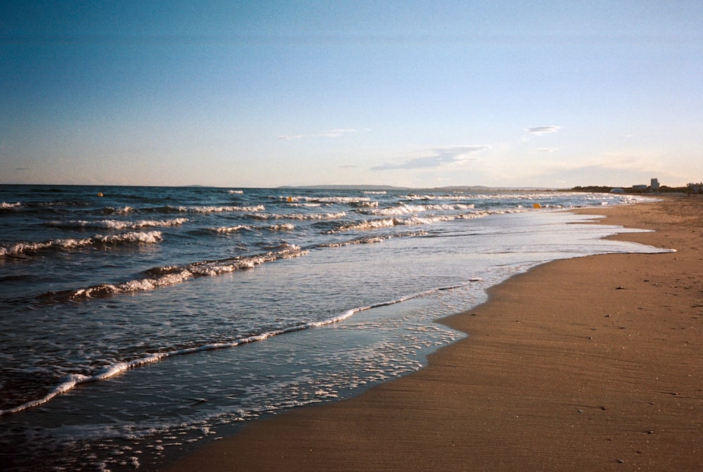 sea waves crashing on shore during daytime