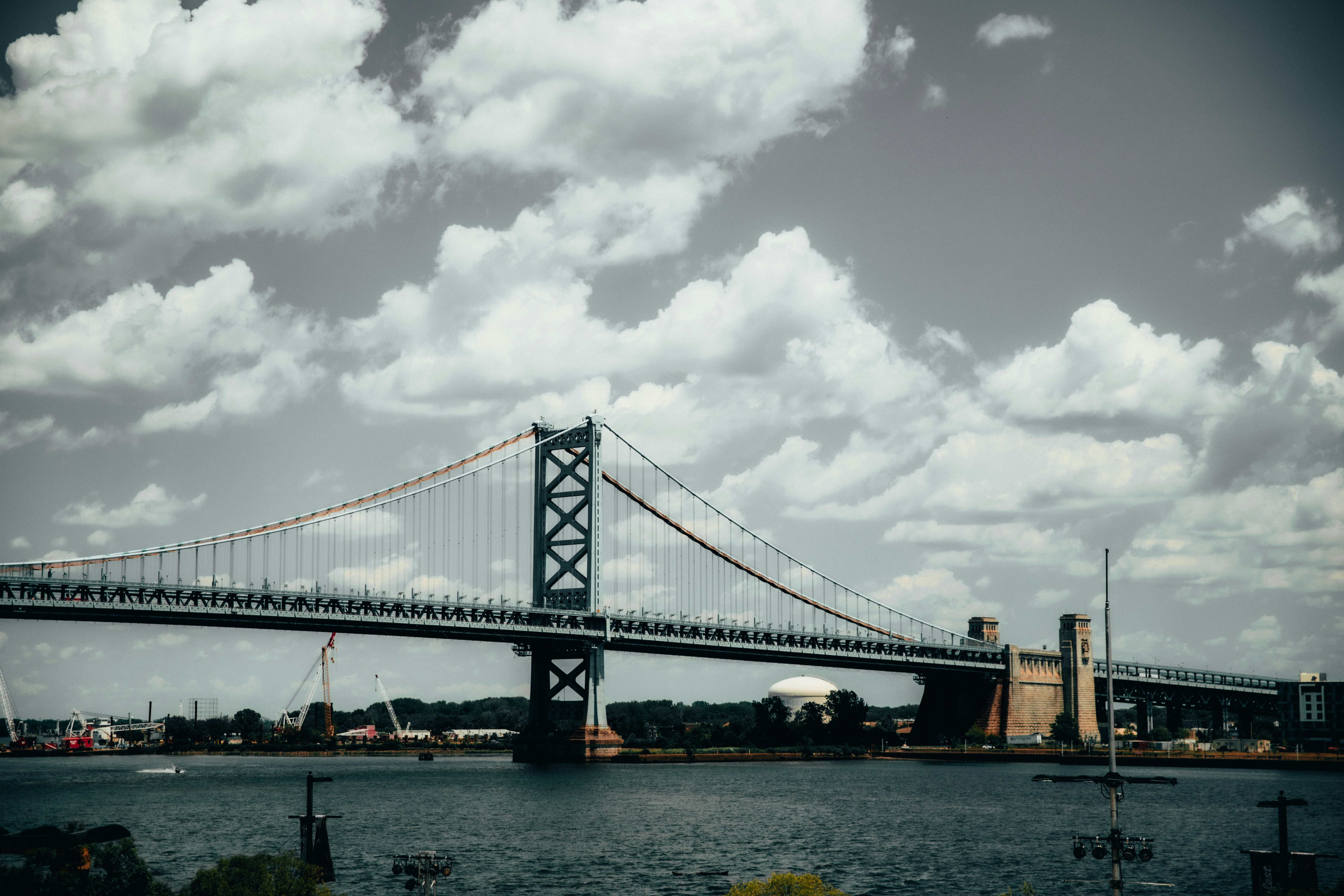 Brücke über Wasser unter bewölktem Himmel tagsüber