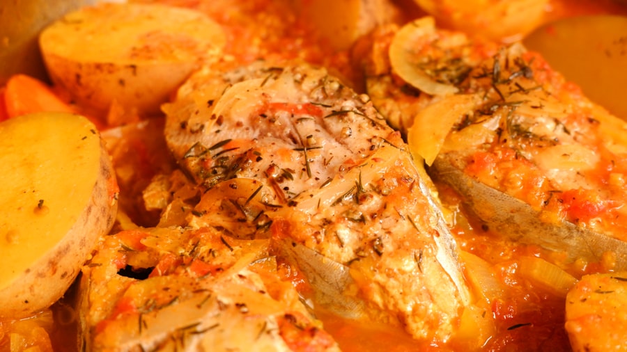 Merluza al Horno con Patatas Panaderas