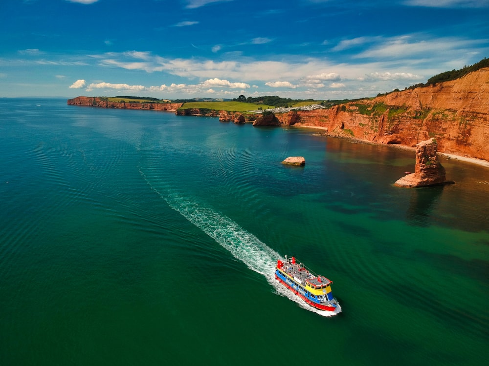 Barco blanco y rojo en el mar durante el día