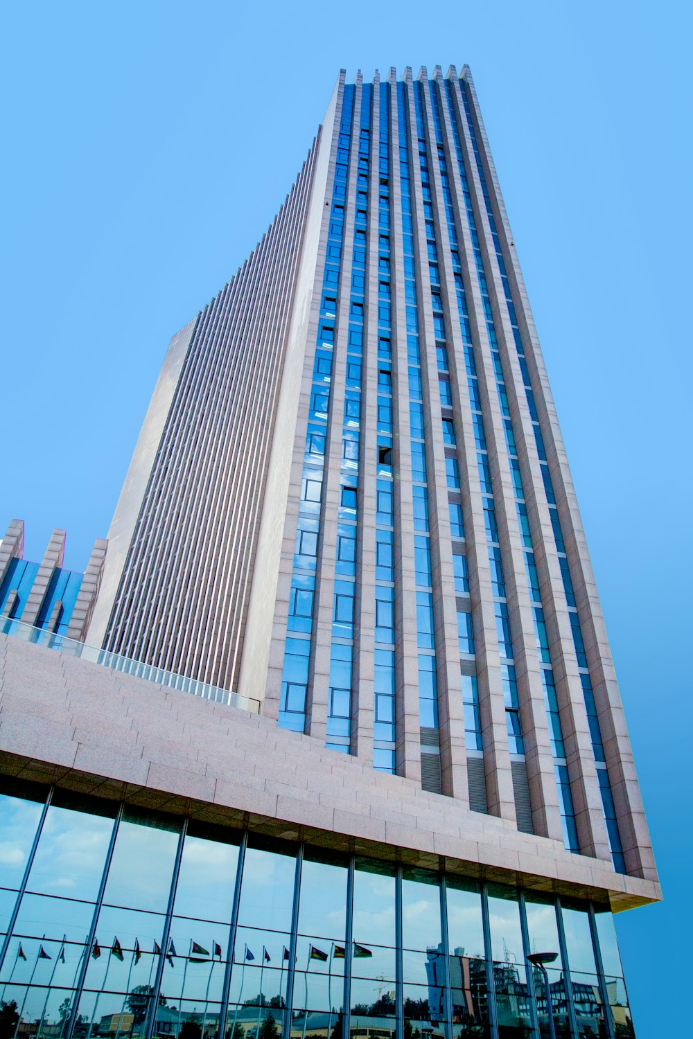 Graues Betongebäude unter blauem Himmel tagsüber