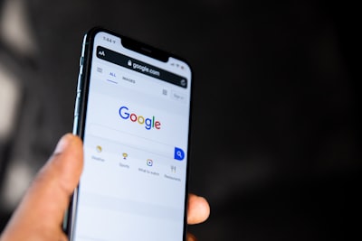 Pozycjonowanie stron internetowych w Nysie - person holding black android smartphone