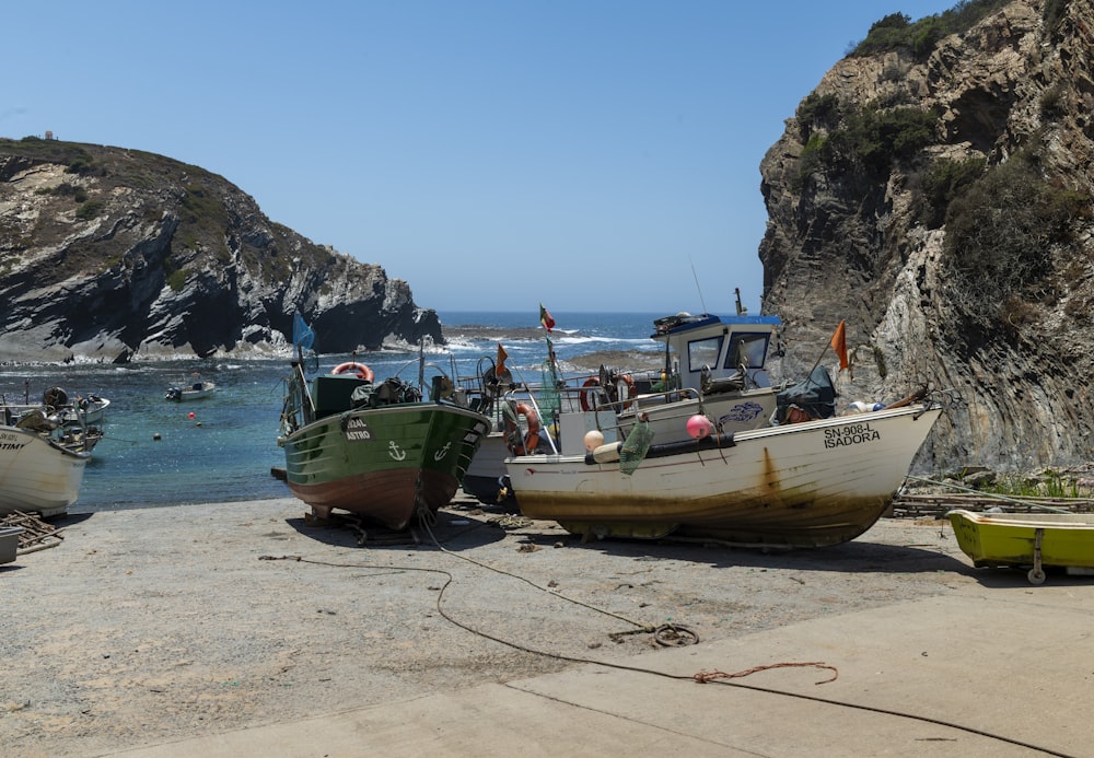 Bateau vert et brun sur le rivage de la plage pendant la journée