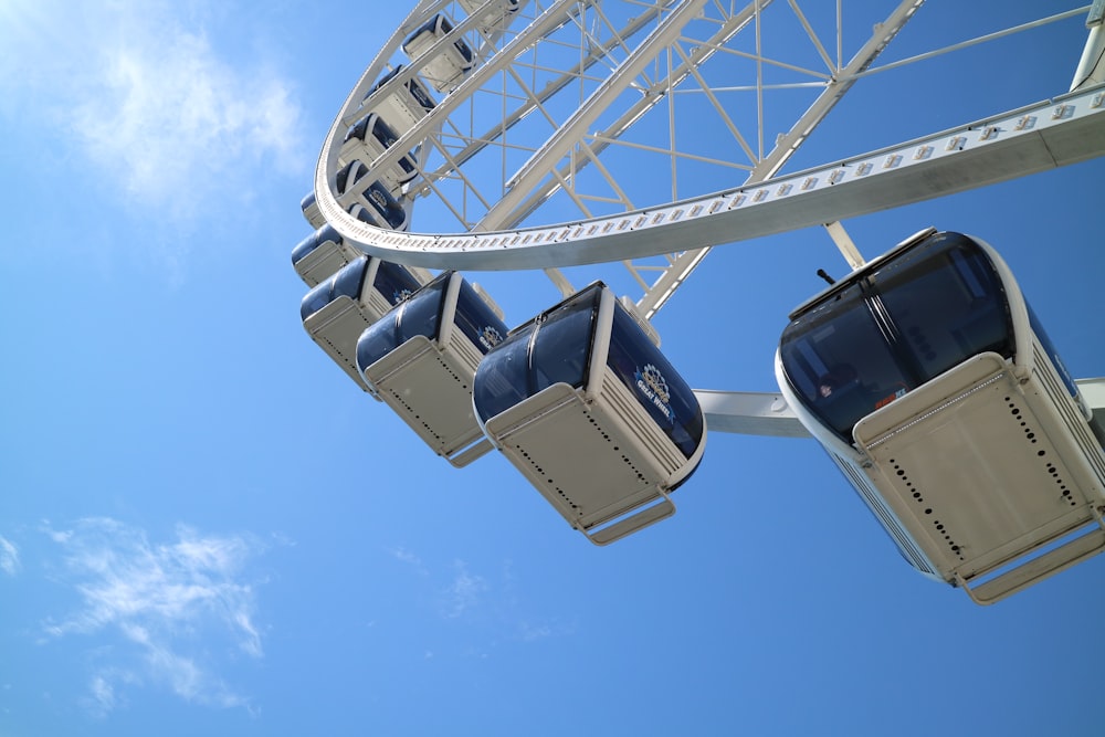 roda gigante branca sob o céu azul durante o dia