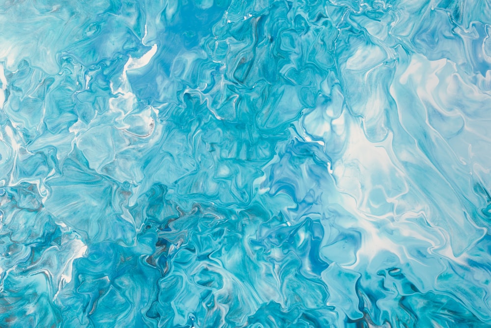Superficie de agua azul y blanca